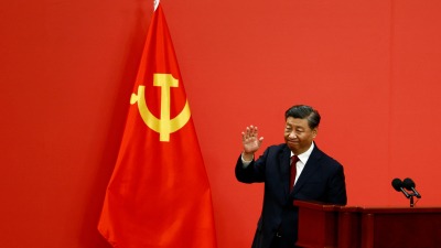 الرئيس الصيني شي جين بينغ  بعد نهاية خطابه في قصر الشعب، 23 تشرين أول 2022 (رويترز)