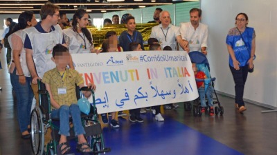 استقبال اللاجئين السوريين في مطار فيوميتشينو بروما بعد وصولهم من بيروت (ANSA/Telenews)