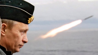 الرئيس الروسي فلاديمير بوتين، يراقب إطلاق صاروخ من على متن طرّاد الصواريخ النووية بيوتر فيليكي، خلال تدريبات عسكرية عام 2005 (رويترز) 