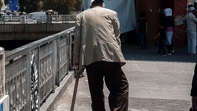رجل عجوز يسير في شوارع دمشق (عدسة شاب دمشقي/فيس بوك)