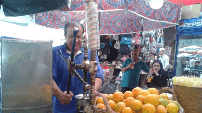 إحدى بسطات العصائر في سوق الحميدية بدمشق (سانا)