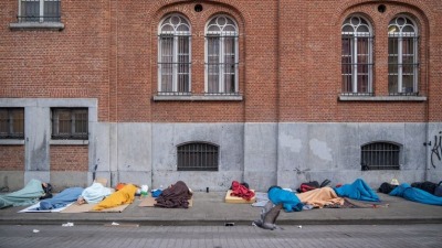 لاجئون ينامون في أحد شوارع بروكسل