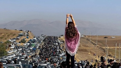 آلاف المتظاهرين متوجهين إلى قبر مهسا أميني بإقليم كردستان في ذكرى مرور 40 يوماً على وفاتها (AFP)