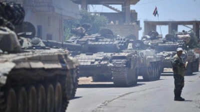 دبابات تابعة للنظام في قرية الغارية بمحافظة درعا (رويترز)