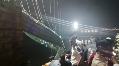 سقوط جسر معلق في الهند (الأناضول)
