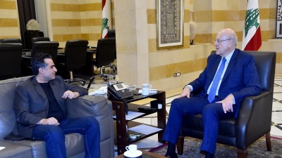 رئيس الحكومة اللبنانية نجيب ميقاتي مع وزير الأشغال العامة علي حمية (الأناصول)
