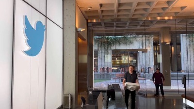 إيلون ماسك وهو يحمل مغسلة داخل مقر شركة تويتر (فيديو)