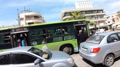الازدحامات في حافلات النقل الداخلي بسوريا (إنترنت)