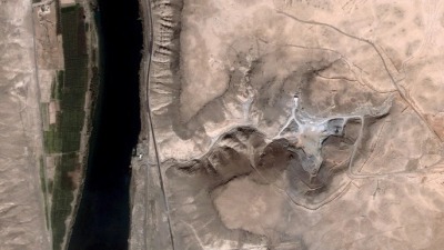 صورة بالأقمار الصناعية لمنشأة يعتقد أنها المفاعل النووي السوري بدير الزور الذي دمرته إسرائيل عام 2007 (الأوروبية)