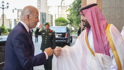 ولي العهد السعودي محمد بن سلمان خلال استقباله الرئيس الأميركي جو بايدن في الرياض – 15 تموز 2022 (الأناضول)