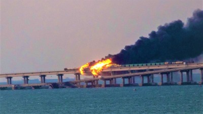 انفجار ضخم يدمّر أجزاء من جسر "كيرتش" بين روسيا والقرم 