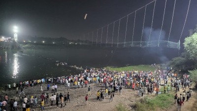 الجسر المعلق المنهار في الهند (تويتر)