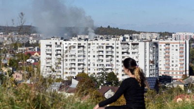 تصاعد الدخان جراء قصف استهدف أبنية سكنية بمدينة لفيف الأوكرانية