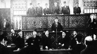 هاشم الأتاسي يلقي خطاب القسم بعد انتخابه رئيسًا للجمهورية في 21 ديسمبر 1936.