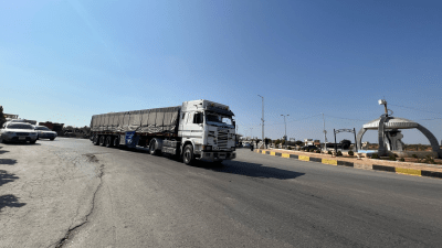 شاحنة مساعدات أممية عند معبر الترنبة شرقي إدلب - تويتر