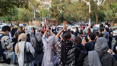 الحجاب والهويّة في تظاهرات الشعوب الإيرانية