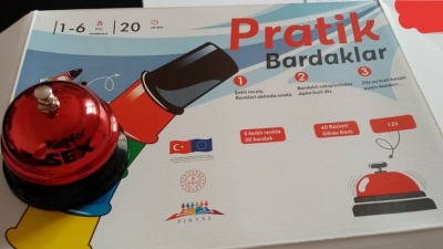 أقرع الجرس للجنس.. الاتحاد الأوروبي يوزع لعبة على أطفال سوريين في تركيا