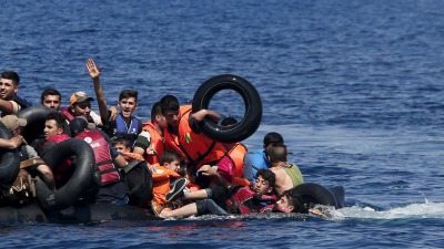 لاجئون سوريون يحاولون النجاة بعد غرق مركبهم في مياه البحر الأبيض المتوسط  -13 أيلول 2015 (رويترز)