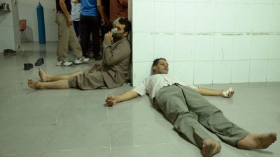 مدنيون مصابون بغاز السارين في مركز طبي بضاحية سقبا في ريف دمشق - آب 2013 (رويترز)