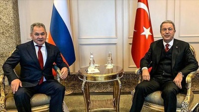 وزير الدفاع الروسي سيرغي شويغو، ونظيره التركي خلوصي أكار (الأناضول)