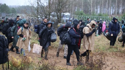 لاجئون عالقون على الحدود البيلاروسية البولندية (الأناضول)