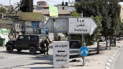 عناصر من جيش الاحتلال الإسرائيلي يغلقون مداخل مدينة نابلس (AFP)