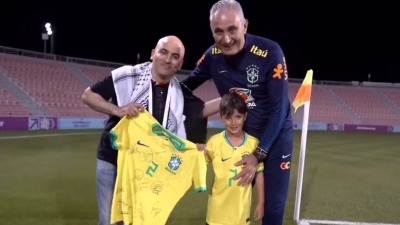 المدرب البرازيلي يعثر على الشاب الفلسطيني صاحب الموقف النبيل مع عائلته