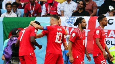 احتفال لاعبوا منتخب سويسرا لحظة تحقيق هدف التقدم على الكاميرون -الدوحة قطر2022