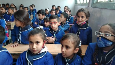 طلاب في أحد المدارس في مناطق سيطرة النظام السوري - إنترنت