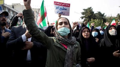 مظاهرة في طهران يحمل المشاركون فيها لافتات ضد القيادة الإيرانية، في 28 تشرين أول 2022 (AFP)