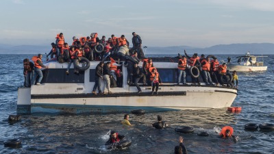 لاجئون سوريون وعراقيون يصلون من تركيا إلى جزيرة ليسبوس اليونانية - 30 تشرين الأول 2015 (GGIA / CREATIVE COMMONS)