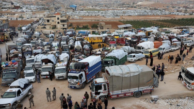 تجمع قوافل اللاجئين السوريين في بلدة عرسال على الحدود السورية اللبنانية - رويترز