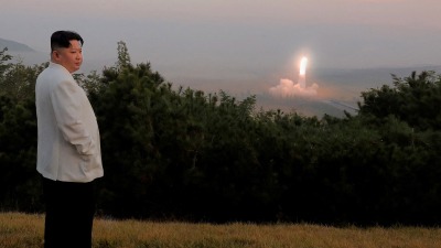 زعيم كوريا الشمالية يشرف على إطلاق صاروخ في مكان لم يكشف عنه – كانون الثاني 2022 (رويترز)