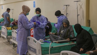 عاملون صحيون يعتنون بمرضى الكوليرا المشتبه بهم داخل مستشفى ميداني في لبنان - رويترز
