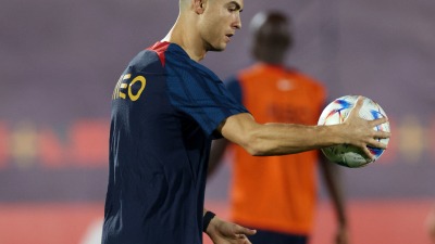 كريسيتانو رونالدو خلال حصة تدريبية مع المنتخب البرتغالي في قطر (رويترز)