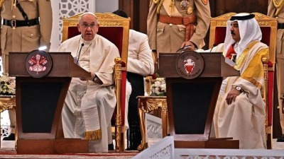 بابا الفاتيكان مع العاهل البحريني (تويتر)