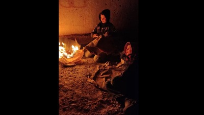 الطفلان مصطفى وعبد الله أثناء عملهما بالحراسة الليلية