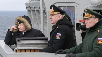 بوتين برفقة قائد أركان البحرية الروسية وأحد جنرالاته