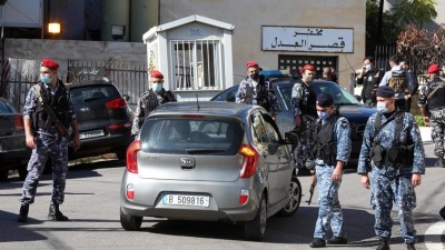 عناصر من الشرطة اللبنانية أمام مركز احتجاز في مجمع محكمة بعبدا - رويترز