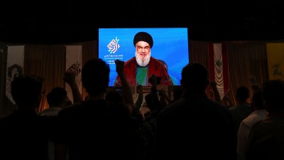حسن نصر الله أمين عام "حزب الله" مخاطباً أنصاره عبر شاشة فيديو في الضاحية الجنوبية (رويترز)