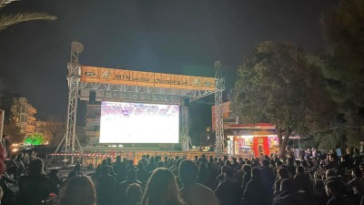 جماهير تتابع المباراة الأولى للمنتخب الإسباني على شاشة عرض في دمشق (دمشق العاصمة/فيس بوك)