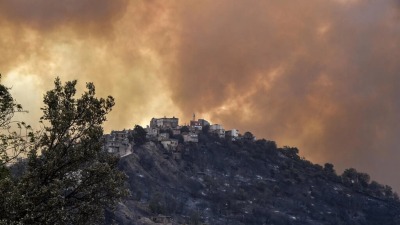 حرائق الغابات في منطقة القبائل شرق الجزائر، 10 آب 2021 (AFP)