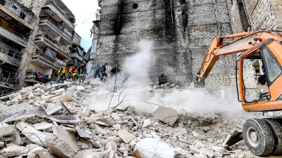 انتشال ضحايا من جراء انهيار مبنى سكني في حلب - شباط 2019 (AFP)