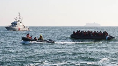 أشخاص على متن قارب مطاطي يحاولون عبور القنال الإنجليزي من جانب الشواطئ الفرنسية (AFP/Getty)