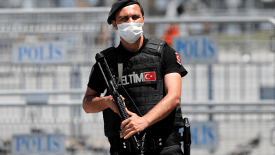 عنصر أمن تركي - رويترز
