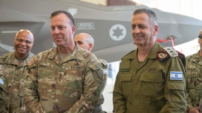 رئيس هيئة الأركان في الجيش الإسرائيلي أفيف كوخافي (يمين) مع قائد القيادة المركزية في الجيش الأميركي مايكل كوريلا، إسرائيل، 15 تشرين الثاني/نوفمبر 2022 (وزراة الدفاع الإسرائيلية)