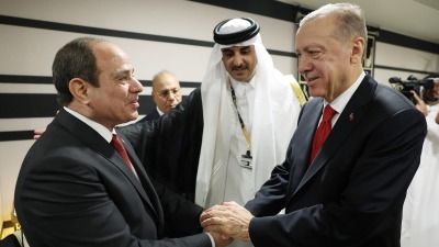 الرئيس التركي رجب طيب أردوغان يصافح الرئيس المصري عبد الفتاح السيسي بحضور الأمير القطري تميم بن حمد آل ثاني (الأناضول)