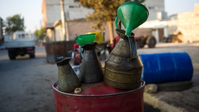 امرأة تقتل تاجر بقنبلة شرقي دير الزور لامتناعه عن شراء وقود مهرب - AFP