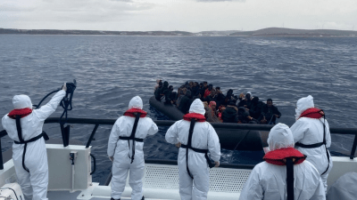 خفر السواحل التركي خلال إنقاذ طالبي لجوء قرب إزمير - الأناضول