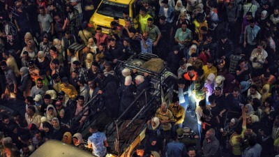 تجمع مئات السوريين في منطقة جسر الرئيس وسط دمشق بانتظار وصول المعتقلين المفرج عنهم - إنترنت